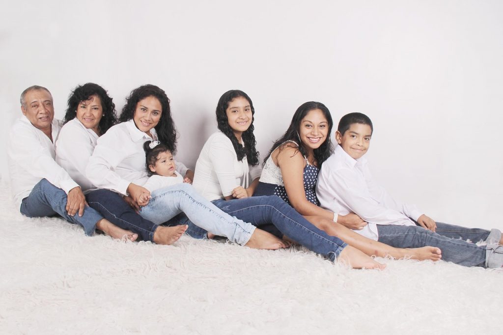 Séance photo en famille chez Sax Photographie.